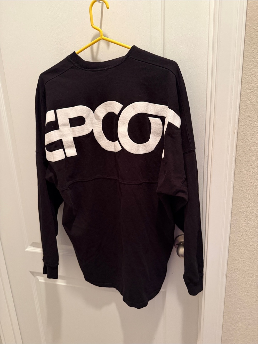 Disney EPCOT Black Graphic Jersey Long-Sleeve Shirt size medium